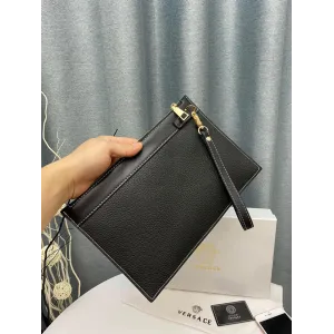 【2026】【VERSACE 公式旗艦店】ヴェルサーチ クラッチバッグ 当日出荷 好評に付き再入荷!29*18CM 【2026】【VERSACE 公式旗艦店】ヴェルサーチ クラッチバッグ 当日出荷 好評に付き再入荷!29*18CM
