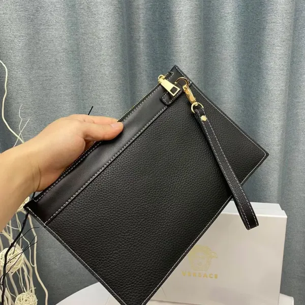 【2026】【VERSACE 公式旗艦店】ヴェルサーチ クラッチバッグ 当日出荷 好評に付き再入荷!29*18CM 【2026】【VERSACE 公式旗艦店】ヴェルサーチ クラッチバッグ 当日出荷 好評に付き再入荷!29*18CM