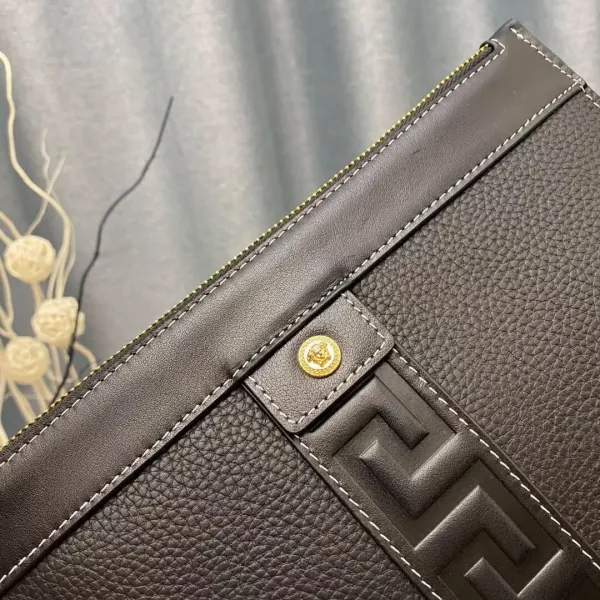 【2026】【VERSACE 公式旗艦店】ヴェルサーチ クラッチバッグ 当日出荷 好評に付き再入荷!29*18CM 【2026】【VERSACE 公式旗艦店】ヴェルサーチ クラッチバッグ 当日出荷 好評に付き再入荷!29*18CM