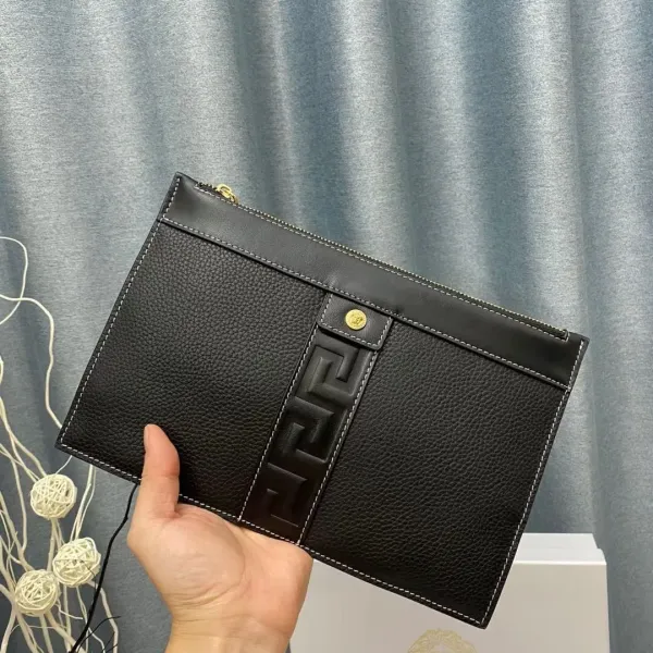 【2026】【VERSACE 公式旗艦店】ヴェルサーチ クラッチバッグ 当日出荷 好評に付き再入荷!29*18CM 【2026】【VERSACE 公式旗艦店】ヴェルサーチ クラッチバッグ 当日出荷 好評に付き再入荷!29*18CM