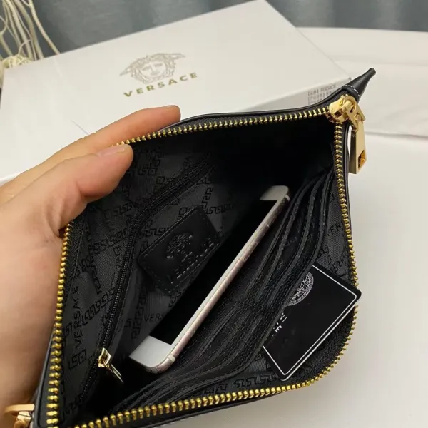 【2026】【VERSACE 公式旗艦店】ヴェルサーチ クラッチバッグ 当日出荷 好評に付き再入荷!29*18CM 【2026】【VERSACE 公式旗艦店】ヴェルサーチ クラッチバッグ 当日出荷 好評に付き再入荷!29*18CM