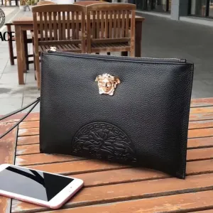 【2026】【VERSACE 公式旗艦店】ヴェルサーチ クラッチバッグ 当日出荷 好評に付き再入荷!29*18CM 【2026】【VERSACE 公式旗艦店】ヴェルサーチ クラッチバッグ 当日出荷 好評に付き再入荷!29*18CM