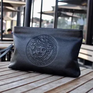 【2026】【VERSACE 公式旗艦店】ヴェルサーチ クラッチバッグ 当日出荷 好評に付き再入荷!28*17*5CM 【2026】【VERSACE 公式旗艦店】ヴェルサーチ クラッチバッグ 当日出荷 好評に付き再入荷!28*17*5CM