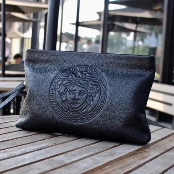【2026】【VERSACE 公式旗艦店】ヴェルサーチ クラッチバッグ 当日出荷 好評に付き再入荷!28*17*5CM 【2026】【VERSACE 公式旗艦店】ヴェルサーチ クラッチバッグ 当日出荷 好評に付き再入荷!28*17*5CM