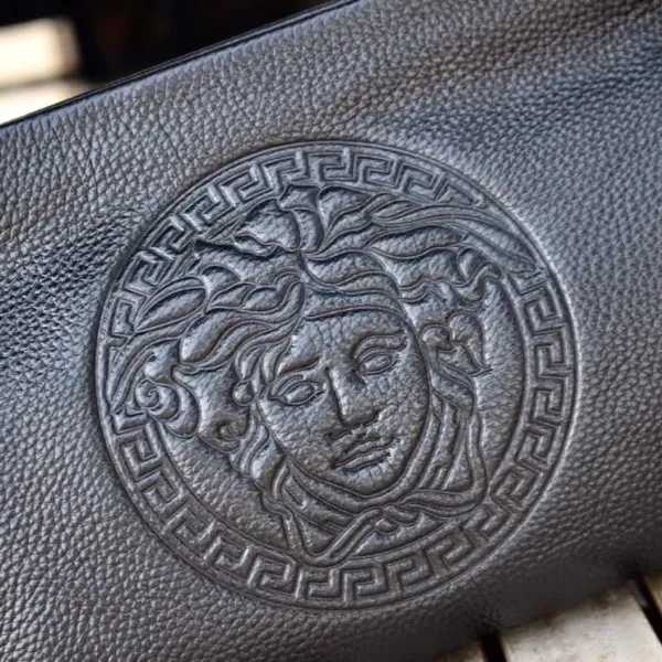 【2026】【VERSACE 公式旗艦店】ヴェルサーチ クラッチバッグ 当日出荷 好評に付き再入荷!28*17*5CM 【2026】【VERSACE 公式旗艦店】ヴェルサーチ クラッチバッグ 当日出荷 好評に付き再入荷!28*17*5CM