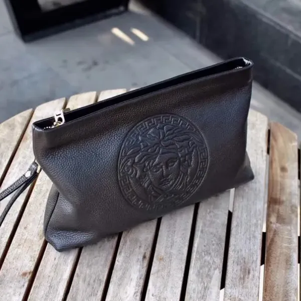 【2026】【VERSACE 公式旗艦店】ヴェルサーチ クラッチバッグ 当日出荷 好評に付き再入荷!28*17*5CM 【2026】【VERSACE 公式旗艦店】ヴェルサーチ クラッチバッグ 当日出荷 好評に付き再入荷!28*17*5CM