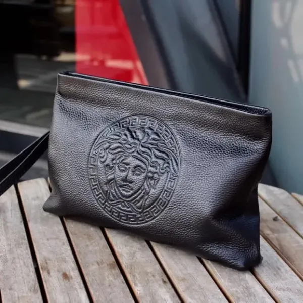 【2026】【VERSACE 公式旗艦店】ヴェルサーチ クラッチバッグ 当日出荷 好評に付き再入荷!28*17*5CM 【2026】【VERSACE 公式旗艦店】ヴェルサーチ クラッチバッグ 当日出荷 好評に付き再入荷!28*17*5CM