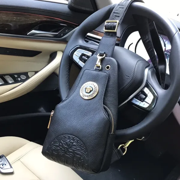 【2026】【VERSACE 公式旗艦店】ヴェルサーチ 胸ポケット 当日出荷 好評に付き再入荷!16*30*7.5CM 【2026】【VERSACE 公式旗艦店】ヴェルサーチ 胸ポケット 当日出荷 好評に付き再入荷!16*30*7.5CM
