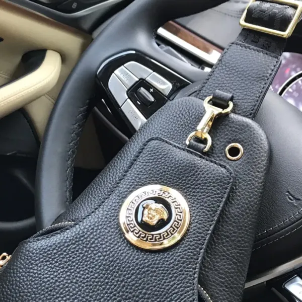 【2026】【VERSACE 公式旗艦店】ヴェルサーチ 胸ポケット 当日出荷 好評に付き再入荷!16*30*7.5CM 【2026】【VERSACE 公式旗艦店】ヴェルサーチ 胸ポケット 当日出荷 好評に付き再入荷!16*30*7.5CM