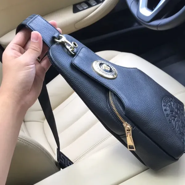 【2026】【VERSACE 公式旗艦店】ヴェルサーチ 胸ポケット 当日出荷 好評に付き再入荷!16*30*7.5CM 【2026】【VERSACE 公式旗艦店】ヴェルサーチ 胸ポケット 当日出荷 好評に付き再入荷!16*30*7.5CM