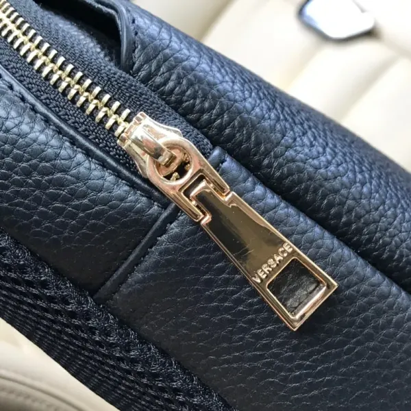 【2026】【VERSACE 公式旗艦店】ヴェルサーチ 胸ポケット 当日出荷 好評に付き再入荷!16*30*7.5CM 【2026】【VERSACE 公式旗艦店】ヴェルサーチ 胸ポケット 当日出荷 好評に付き再入荷!16*30*7.5CM