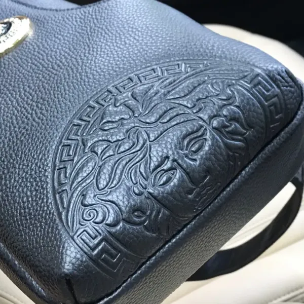 【2026】【VERSACE 公式旗艦店】ヴェルサーチ 胸ポケット 当日出荷 好評に付き再入荷!16*30*7.5CM 【2026】【VERSACE 公式旗艦店】ヴェルサーチ 胸ポケット 当日出荷 好評に付き再入荷!16*30*7.5CM