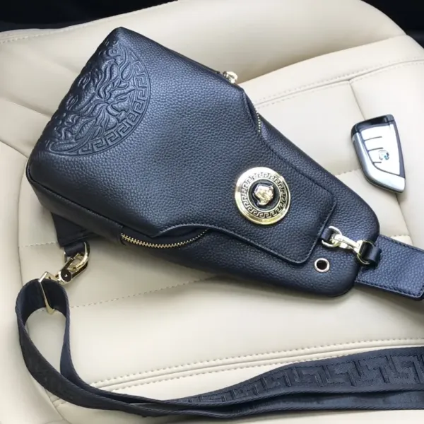 【2026】【VERSACE 公式旗艦店】ヴェルサーチ 胸ポケット 当日出荷 好評に付き再入荷!16*30*7.5CM 【2026】【VERSACE 公式旗艦店】ヴェルサーチ 胸ポケット 当日出荷 好評に付き再入荷!16*30*7.5CM