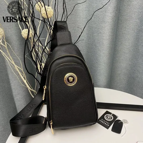 【2026】【VERSACE 公式旗艦店】ヴェルサーチ 胸ポケット 当日出荷 好評に付き再入荷!32*18*6CM 【2026】【VERSACE 公式旗艦店】ヴェルサーチ 胸ポケット 当日出荷 好評に付き再入荷!32*18*6CM