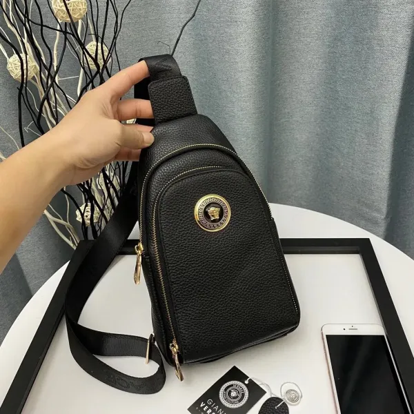 【2026】【VERSACE 公式旗艦店】ヴェルサーチ 胸ポケット 当日出荷 好評に付き再入荷!32*18*6CM 【2026】【VERSACE 公式旗艦店】ヴェルサーチ 胸ポケット 当日出荷 好評に付き再入荷!32*18*6CM