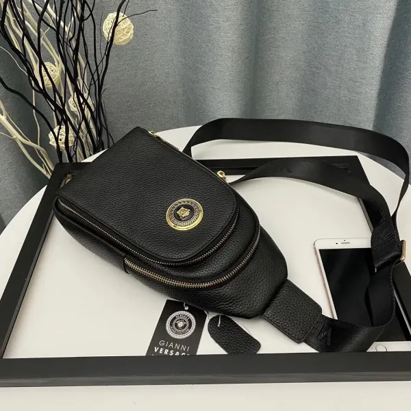 【2026】【VERSACE 公式旗艦店】ヴェルサーチ 胸ポケット 当日出荷 好評に付き再入荷!32*18*6CM 【2026】【VERSACE 公式旗艦店】ヴェルサーチ 胸ポケット 当日出荷 好評に付き再入荷!32*18*6CM