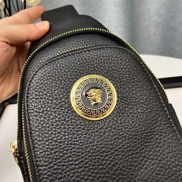 【2026】【VERSACE 公式旗艦店】ヴェルサーチ 胸ポケット 当日出荷 好評に付き再入荷!32*18*6CM 【2026】【VERSACE 公式旗艦店】ヴェルサーチ 胸ポケット 当日出荷 好評に付き再入荷!32*18*6CM