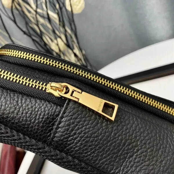 【2026】【VERSACE 公式旗艦店】ヴェルサーチ 胸ポケット 当日出荷 好評に付き再入荷!32*18*6CM 【2026】【VERSACE 公式旗艦店】ヴェルサーチ 胸ポケット 当日出荷 好評に付き再入荷!32*18*6CM