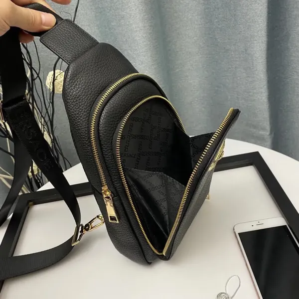 【2026】【VERSACE 公式旗艦店】ヴェルサーチ 胸ポケット 当日出荷 好評に付き再入荷!32*18*6CM 【2026】【VERSACE 公式旗艦店】ヴェルサーチ 胸ポケット 当日出荷 好評に付き再入荷!32*18*6CM