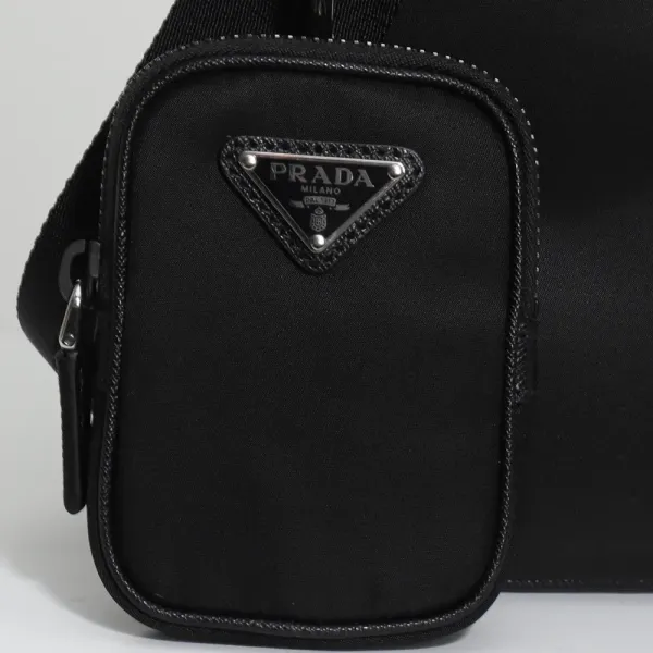【2026】PRADA ☆ナイロンxサフィアーノレザー クロスボディバッグ 20*16*5cm 【2026】PRADA ☆ナイロンxサフィアーノレザー クロスボディバッグ 20*16*5cm
