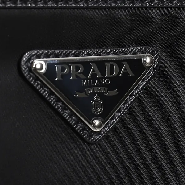 【2026】PRADA ☆ナイロンxサフィアーノレザー クロスボディバッグ 20*16*5cm 【2026】PRADA ☆ナイロンxサフィアーノレザー クロスボディバッグ 20*16*5cm