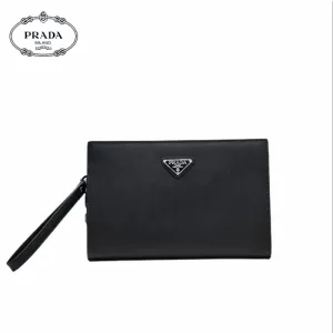 【2026】【PRADA 公式 旗艦店】プラダ クラッチバッグ 当日出荷 好評に付き再入荷! 黒 27*17*6 CM 【2026】【PRADA 公式 旗艦店】プラダ クラッチバッグ 当日出荷 好評に付き再入荷! 黒 27*17*6 CM