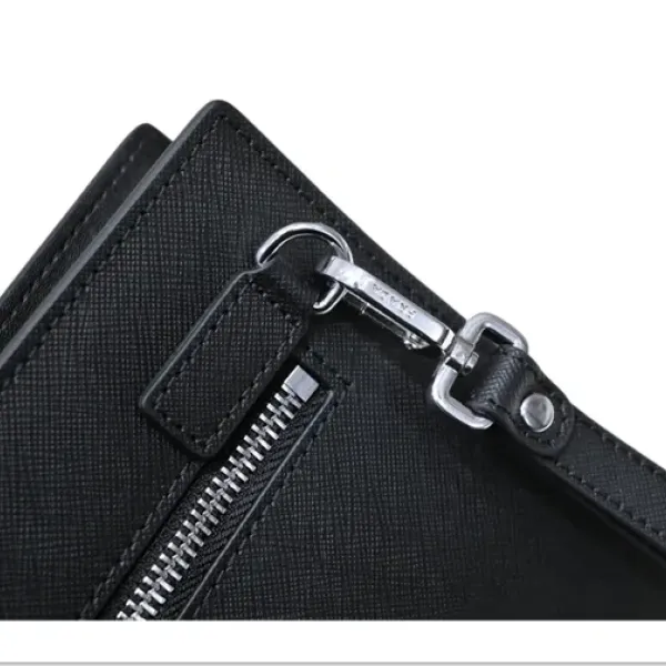 【2026】【PRADA 公式 旗艦店】プラダ クラッチバッグ 当日出荷 好評に付き再入荷! 黒 27*17*6 CM 【2026】【PRADA 公式 旗艦店】プラダ クラッチバッグ 当日出荷 好評に付き再入荷! 黒 27*17*6 CM