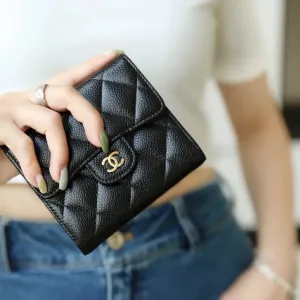 【2026】《シルエットとロゴが可愛い♪》CHANEL マトラッセ三つ折り財布 10*11.5*3cm 【2026】《シルエットとロゴが可愛い♪》CHANEL マトラッセ三つ折り財布 10*11.5*3cm