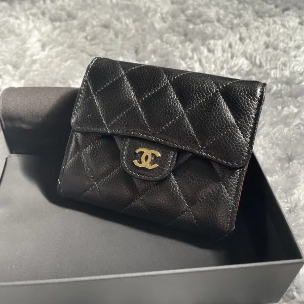 【2026】《シルエットとロゴが可愛い♪》CHANEL マトラッセ三つ折り財布 10*11.5*3cm