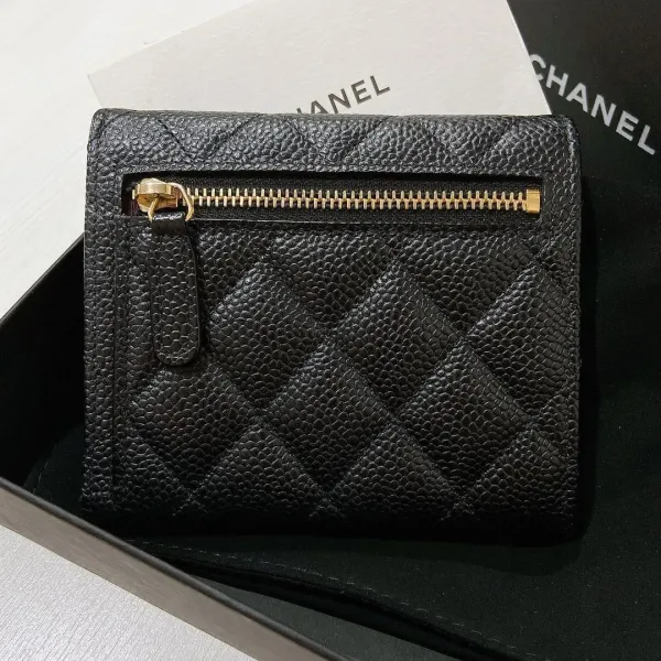 【2026】《シルエットとロゴが可愛い♪》CHANEL マトラッセ三つ折り財布 10*11.5*3cm
