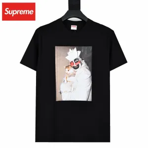 【2026】Supreme 20SS Leigh Bowery アーティストコラボ ピエロを抱えた子猫プリント 半袖Tシャツ シュプリーム 【2026】Supreme 20SS Leigh Bowery アーティストコラボ ピエロを抱えた子猫プリント 半袖Tシャツ シュプリーム