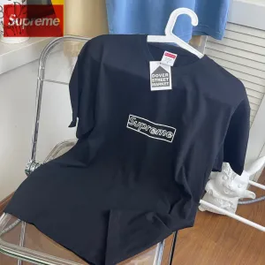 【2026】シュプリームSupreme 21ss Week 18 × KAWS 連名 チョーク LOGO クレヨン スケッチ レター ボックス ロゴ 半袖 Tシャツ 【2026】シュプリームSupreme 21ss Week 18 × KAWS 連名 チョーク LOGO クレヨン スケッチ レター ボックス ロゴ 半袖 Tシャツ