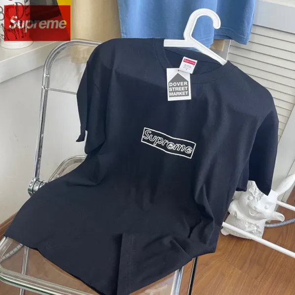 【2026】シュプリームSupreme 21ss Week 18 × KAWS 連名 チョーク LOGO クレヨン スケッチ レター ボックス ロゴ 半袖 Tシャツ 【2026】シュプリームSupreme 21ss Week 18 × KAWS 連名 チョーク LOGO クレヨン スケッチ レター ボックス ロゴ 半袖 Tシャツ