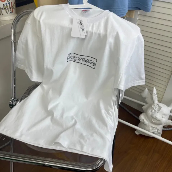 【2026】シュプリームSupreme 21ss Week 18 × KAWS 連名 チョーク LOGO クレヨン スケッチ レター ボックス ロゴ 半袖 Tシャツ 【2026】シュプリームSupreme 21ss Week 18 × KAWS 連名 チョーク LOGO クレヨン スケッチ レター ボックス ロゴ 半袖 Tシャツ