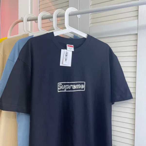 【2026】シュプリームSupreme 21ss Week 18 × KAWS 連名 チョーク LOGO クレヨン スケッチ レター ボックス ロゴ 半袖 Tシャツ 【2026】シュプリームSupreme 21ss Week 18 × KAWS 連名 チョーク LOGO クレヨン スケッチ レター ボックス ロゴ 半袖 Tシャツ