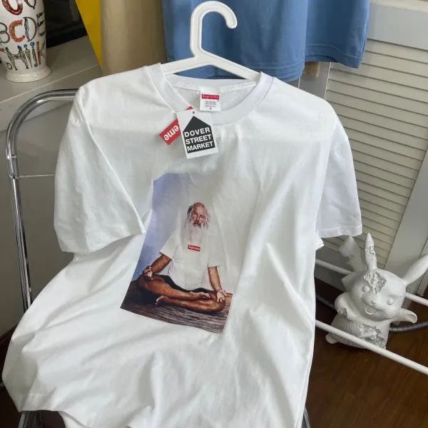 【2026】シュプリームSupreme 21FW Rick Rubin Tee 白ひげ老人写真半袖Tシャツ 人気 【2026】シュプリームSupreme 21FW Rick Rubin Tee 白ひげ老人写真半袖Tシャツ 人気