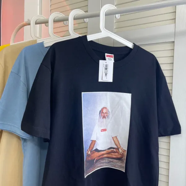 【2026】シュプリームSupreme 21FW Rick Rubin Tee 白ひげ老人写真半袖Tシャツ 人気 【2026】シュプリームSupreme 21FW Rick Rubin Tee 白ひげ老人写真半袖Tシャツ 人気