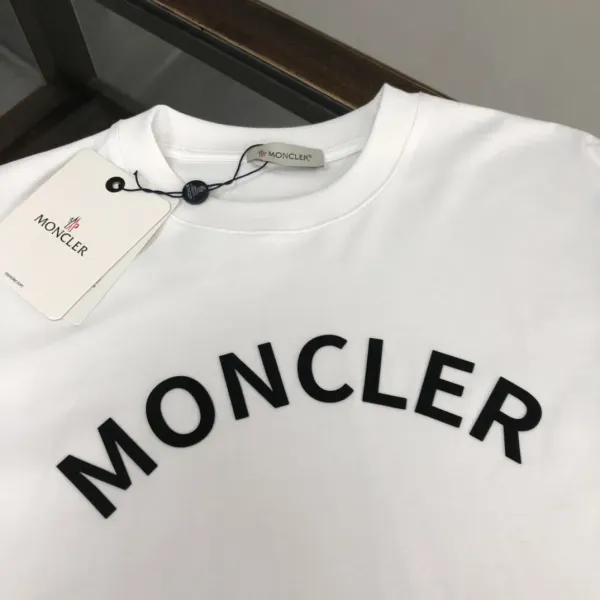 【2026】MONCLER モンクレール 半袖シャツ Tシャツ 長く着て変形しにくい シンプルの風格 ファッション かっこいい 白 黒 グレー 男女兼用 【2026】MONCLER モンクレール 半袖シャツ Tシャツ 長く着て変形しにくい シンプルの風格 ファッション かっこいい 白 黒 グレー 男女兼用
