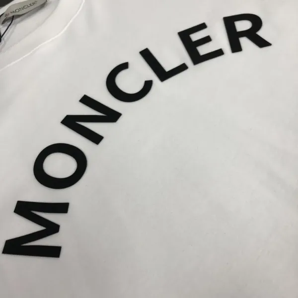 【2026】MONCLER モンクレール 半袖シャツ Tシャツ 長く着て変形しにくい シンプルの風格 ファッション かっこいい 白 黒 グレー 男女兼用 【2026】MONCLER モンクレール 半袖シャツ Tシャツ 長く着て変形しにくい シンプルの風格 ファッション かっこいい 白 黒 グレー 男女兼用