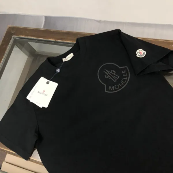 【2026】MONCLER モンクレール 半袖シャツ Tシャツ 長く着て変形しにくい シンプルの風格 ファッション かっこいい 白 黒 グレー 男女兼用 【2026】MONCLER モンクレール 半袖シャツ Tシャツ 長く着て変形しにくい シンプルの風格 ファッション かっこいい 白 黒 グレー 男女兼用