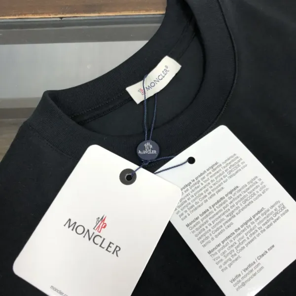 【2026】MONCLER モンクレール 半袖シャツ Tシャツ 長く着て変形しにくい シンプルの風格 ファッション かっこいい 白 黒 グレー 男女兼用 【2026】MONCLER モンクレール 半袖シャツ Tシャツ 長く着て変形しにくい シンプルの風格 ファッション かっこいい 白 黒 グレー 男女兼用