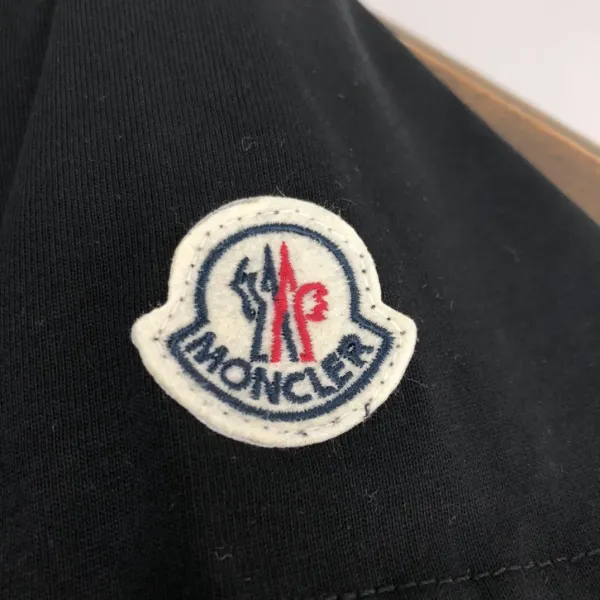 【2026】MONCLER モンクレール 半袖シャツ Tシャツ 長く着て変形しにくい シンプルの風格 ファッション かっこいい 白 黒 グレー 男女兼用 【2026】MONCLER モンクレール 半袖シャツ Tシャツ 長く着て変形しにくい シンプルの風格 ファッション かっこいい 白 黒 グレー 男女兼用