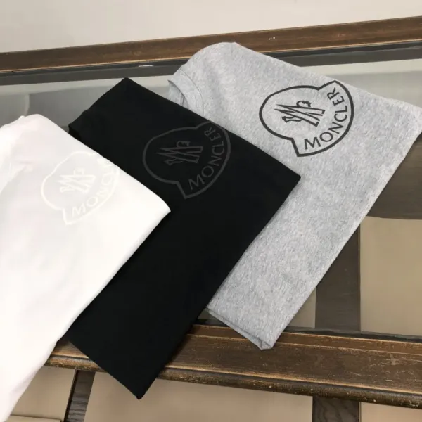 【2026】MONCLER モンクレール 半袖シャツ Tシャツ 長く着て変形しにくい シンプルの風格 ファッション かっこいい 白 黒 グレー 男女兼用 【2026】MONCLER モンクレール 半袖シャツ Tシャツ 長く着て変形しにくい シンプルの風格 ファッション かっこいい 白 黒 グレー 男女兼用