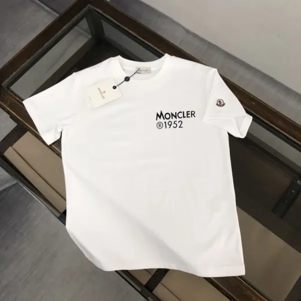 【2026】MONCLER モンクレール 半袖シャツ Tシャツ 長く着て変形しにくい シンプルの風格 ファッション かっこいい 白 黒 男女兼用 【2026】MONCLER モンクレール 半袖シャツ Tシャツ 長く着て変形しにくい シンプルの風格 ファッション かっこいい 白 黒 男女兼用