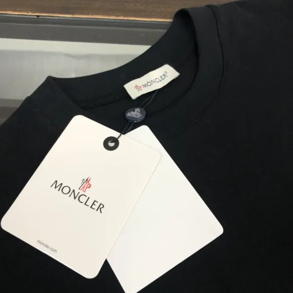 【2026】MONCLER モンクレール 半袖シャツ Tシャツ 長く着て変形しにくい シンプルの風格 ファッション かっこいい 白 黒 男女兼用 【2026】MONCLER モンクレール 半袖シャツ Tシャツ 長く着て変形しにくい シンプルの風格 ファッション かっこいい 白 黒 男女兼用