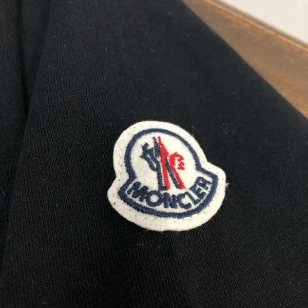 【2026】MONCLER モンクレール 半袖シャツ Tシャツ 長く着て変形しにくい シンプルの風格 ファッション かっこいい 白 黒 男女兼用 【2026】MONCLER モンクレール 半袖シャツ Tシャツ 長く着て変形しにくい シンプルの風格 ファッション かっこいい 白 黒 男女兼用