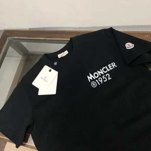 【2026】MONCLER モンクレール 半袖シャツ Tシャツ 長く着て変形しにくい シンプルの風格 ファッション かっこいい 白 黒 男女兼用 【2026】MONCLER モンクレール 半袖シャツ Tシャツ 長く着て変形しにくい シンプルの風格 ファッション かっこいい 白 黒 男女兼用