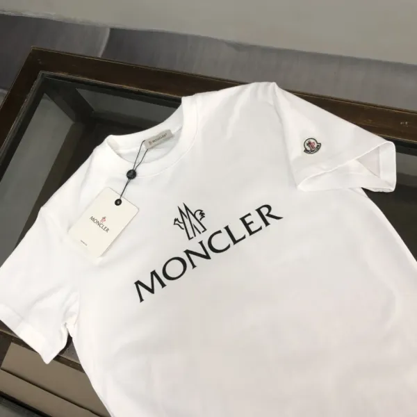 【2026】MONCLER モンクレール 半袖シャツ Tシャツ 長く着て変形しにくい シンプルの風格 ファッション かっこいい 白 黒 男女兼用 【2026】MONCLER モンクレール 半袖シャツ Tシャツ 長く着て変形しにくい シンプルの風格 ファッション かっこいい 白 黒 男女兼用
