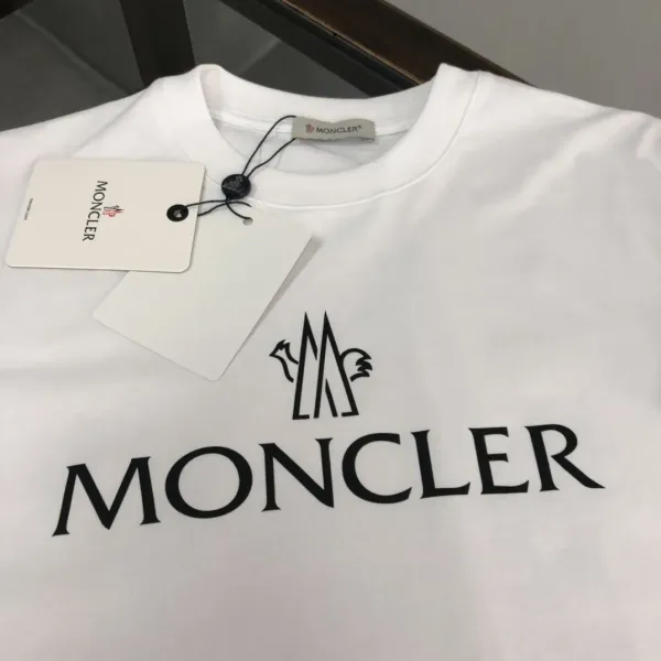 【2026】MONCLER モンクレール 半袖シャツ Tシャツ 長く着て変形しにくい シンプルの風格 ファッション かっこいい 白 黒 男女兼用 【2026】MONCLER モンクレール 半袖シャツ Tシャツ 長く着て変形しにくい シンプルの風格 ファッション かっこいい 白 黒 男女兼用