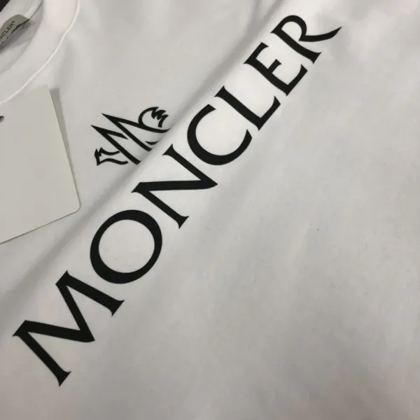 【2026】MONCLER モンクレール 半袖シャツ Tシャツ 長く着て変形しにくい シンプルの風格 ファッション かっこいい 白 黒 男女兼用 【2026】MONCLER モンクレール 半袖シャツ Tシャツ 長く着て変形しにくい シンプルの風格 ファッション かっこいい 白 黒 男女兼用